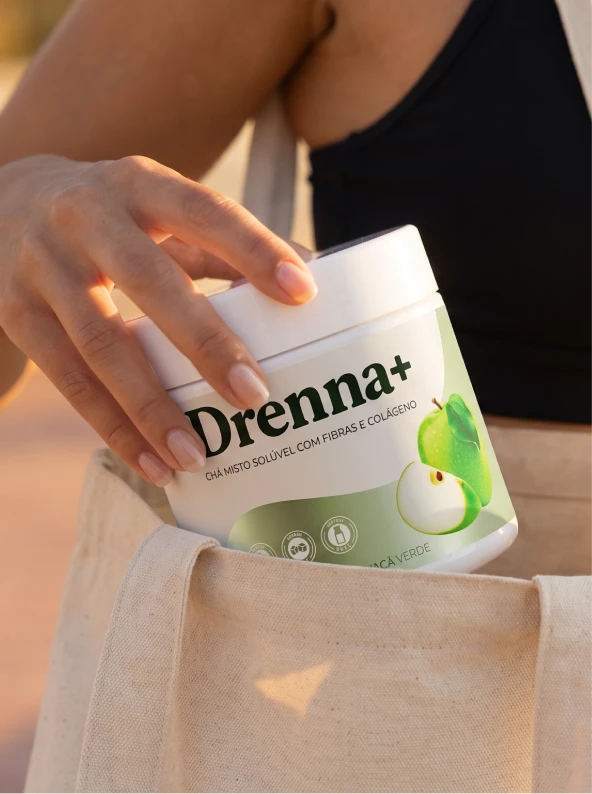 Pote real do suplemento Drenna+ sabor maçã verde sendo retirado de uma bolsa de tecido