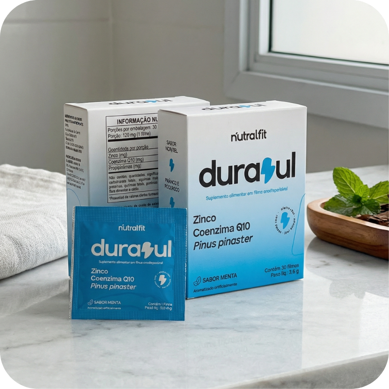 Caixa e sachê do suplemento Durazul da Nutralfit com zinco, coenzima Q10 e Pinus Pinaster sobre bancada