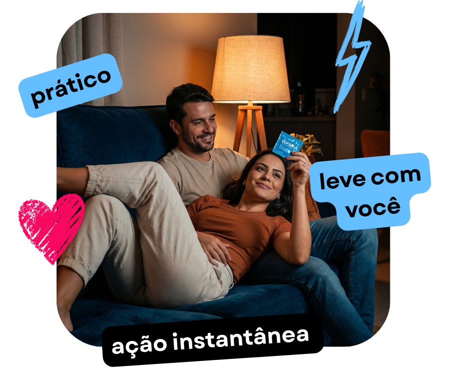 Casal usando o sachê do Durazul em casa, mostrando a praticidade do filme bucal sem precisar de água
